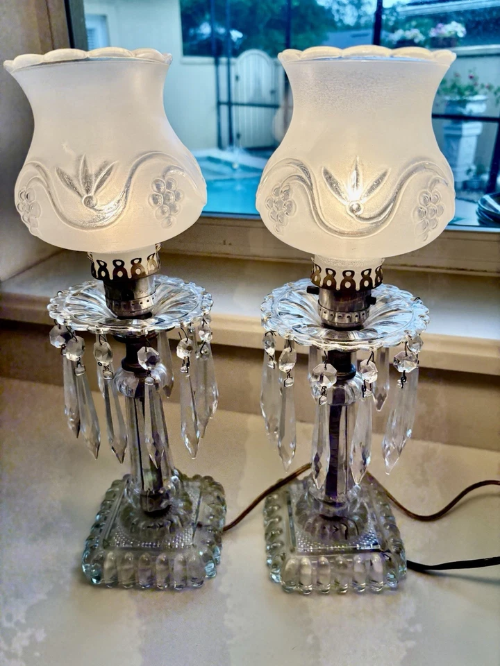 Juego de 2 lámparas de prisma de vidrio y cristal vintage de los años 50 con pantallas esmeriladas Foto 1 de 4