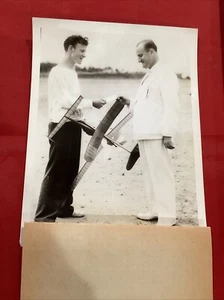 1937 Junior Bird Hombres Ganador Presentado Cheque Modelo Avión Concurso Foto de Prensa - Imagen 1 de 8
