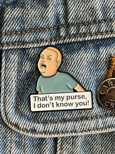 King Of The Hill Bobby Hill “That’s My Purse, I Don’t Know You” Funny Enamel Pin - Bild 1 von 4