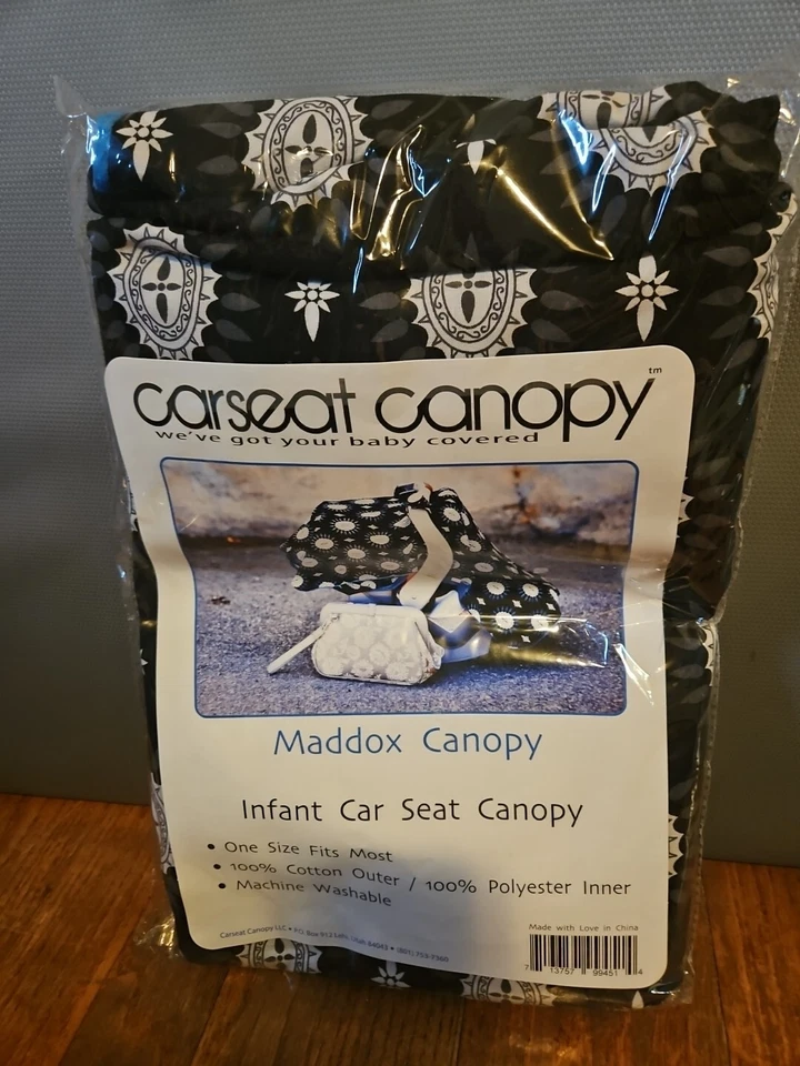 COCHEAT TOLDO MADDOX NEGRO BLANCO MEDALLÓN AZUL MINKY DOT  Foto 1 de 3