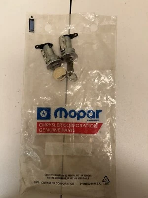 Par de cerraduras de puerta Mopar con llaves NOS. código 2463 Foto 1 de 3