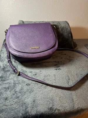 Bolso de mano bandolera Saffiano púrpura con cadena dorada Calvin Klein Foto 1 de 4
