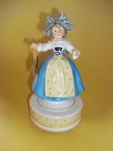 DANCING GIRL  MUSICAL PORCELAIN FIGURINE FROM JAPAN - Picture 1 of 3