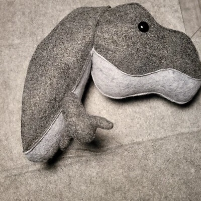 Colgante de pared de dinosaurio de fieltro relleno taxidermia Heartfelt Creations hecho en EE. UU. Foto 1 de 4