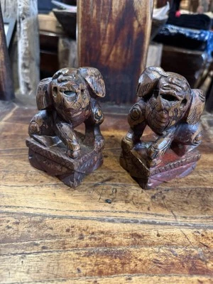Un par de estatuas antiguas chinas de madera talladas para perros Foo - macho y hembra Foto 1 de 4
