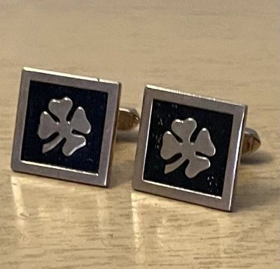 Juego de gemelos de trébol de cuatro hojas firmados por SWANK de colección tono dorado fondo negro Foto 1 de 4