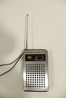 REALISTIC 12-609, portable AM/FM radio. (ref J 439) - Image 1 of 4