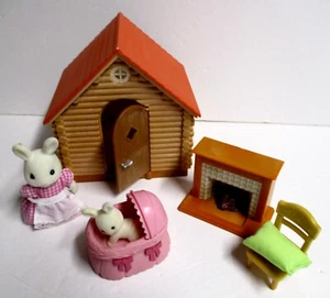 Epoch Calico Critters Li'l Woodzeez Baby Bunny Cabin Cradle *Fireplace - Works! - Bild 1 von 8