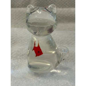 Gato de vidrio con pez en el vientre, pisapapeles, gatito sentado, vidrio macizo de 3" de alto - Imagen 1 de 4