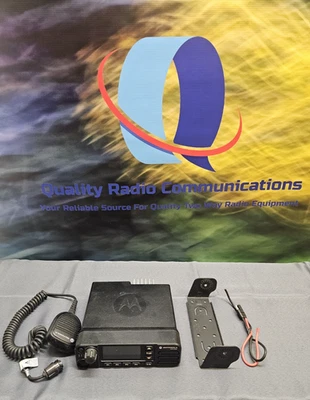 Motorola MOTOTRBO XPR5550 UHF 403-470 MHz Two Way Radio AAM28QPN9KA1AN - Image 1 of 4