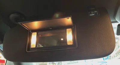 Viseira solar lateral esquerda 2017 Jeep Grand Cherokee fabricante de equipamento original preta 2014-2022 - Imagem 1 de 2