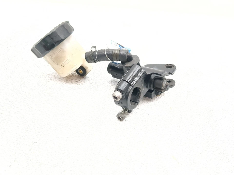 06-08 Cilindro maestro de freno delantero derecho Yamaha YZF-R6S YZF R6 Foto 1 de 4