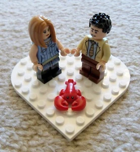 LEGO Friends Lobster Love - Ross Geller & Rachel Green w/ Lobster & Heart - New - Picture 1 of 3