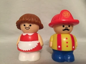 Vintage Shelcore, 3" Little People Figuren Spielzeug, 2 Stück, Feuerwehrmann und Frau - Bild 1 von 5