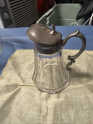 Jarra de jarabe de vidrio de cristal cortado antiguo con bisagras adornado placa superior Foto 1 de 4