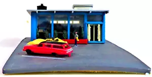 Escala N - Tienda frontal de vidrio personalizada, montada. Decorado. Tiene 3 figuras y 2 autos - Imagen 1 de 12