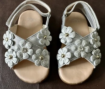 Sandalia bebé UGG Allaire brillante floral plateada imitación cuero - TALLA 6/7 Foto 1 de 3