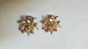 Goldtone Swirl Design Round Clip Earrings-Red Aurora Borealis Inset Used Good - Picture 1 of 4
