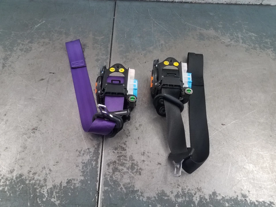 2012 Mercedes Benz AMG C 63 Front Seat Belt Partial Set #0967 G4 — 第 1/4 张图片