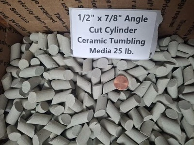 1/2 英寸 x 7/8 英寸角切割圆筒磨料陶瓷翻滚介质 - 25 磅 — 第 1/3 张图片