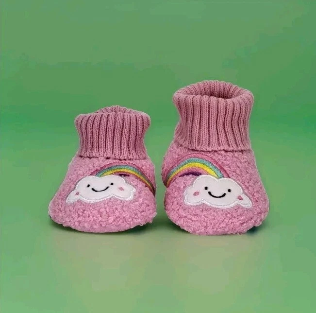 Chinelos difusos rosa com design de nuvem e arco-íris - Infantil tamanho 4 - Wonder Nation - Imagem 1 de 4