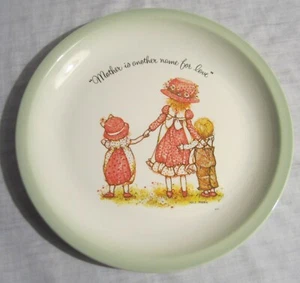 HOLLY HOBBIE -- Placa de edición de coleccionista 1972 - Madre es otro nombre para el amor - Imagen 1 de 2