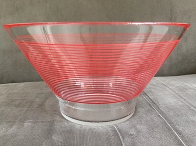 Frutero ensaladera vintage de vidrio con patas con rayas horizontales rojas. Francia. MCM Foto 1 de 4
