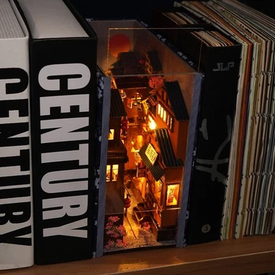 Book Nook – Mini Cittadina Giapponese Illuminata | Reggi Libri 3D da Assemblare - Immagine 1 di 4