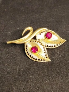 Vintage Celebrity Brooch Lapel Pin Leaves Red Stone Gold Tone Fall Autumn  - Picture 1 of 5