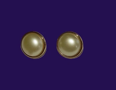 Pendientes Corona Trifari imitación perlas Mabe. dorado; redondo; vintage Foto 1 de 4