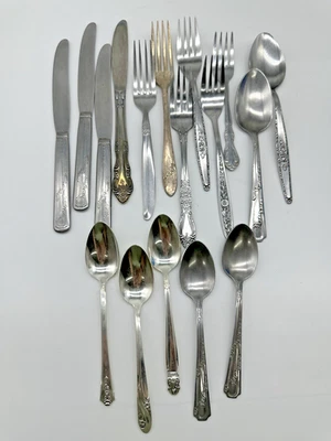 Lot of 17 Mixed Brands and Patterns of Stainless Steel Flatware Silverware Foto 1 de 4