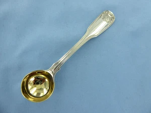 AN ANTIQUE STERLING SILVER FIDDLE THREAD PATTERN SALT SPOON LONDON 1823. - Picture 1 of 10