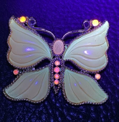 PIN BROCHE DISEÑO MARIPOSA COLOR ÁMBAR CON CRISTALES ROSAS BRILLAN EN LUZ UV/NEGRA Foto 1 de 4