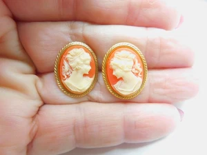Peach Cream Resin Gold Tone Metal Lady Silhouette Cameo Pierced Earrings Vintage - Picture 1 of 4