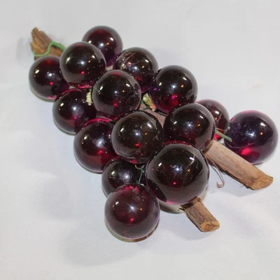 Vintage MCM Grande Roxo Lucite Aglomerado de Uva em Madeira Derivada Peça Central - Imagem 1 de 4