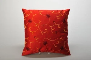 Funda de cojín Flora-Silk en rojo multicolor bordado aspecto seda silvestre, fácil de cuidar - Imagen 1 de 1