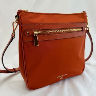 Bolso Bandolera Michael Kors Naranja Quemado Dorado Herrajes Nylon y Cuero Sintético Borde Foto 1 de 4