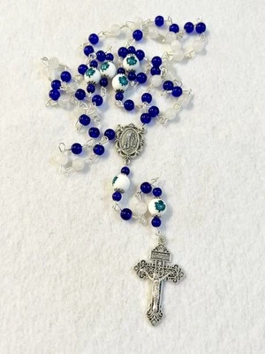 TORONTO MAPLE LEAF HOCKEY ROSARY ORNAMENT NHL NECKLACE GLASS BEADED COLLECTORS - Image 1 of 4