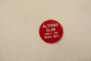 Ficha de bebida de plástico rojo Alturas Club 1044 E 4th Reno Nevada (B7C/JSF6) 35¢ - Imagen 1 de 3
