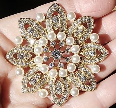 Новый в коробке Брошь Моне Золотистые Стразы Искусственный Жемчуг Звездопад Цветок 2,25" Pin Box - Изображение 1 из 4
