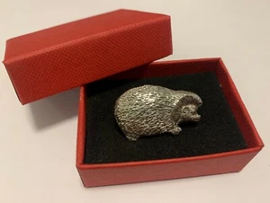 ERIZO PLATA PELTRE PIN INSIGNIA BROCHE SOLAPA ROJO CAJA DE REGALO CUMPLEAÑOS NAVIDAD - Imagen 1 de 4