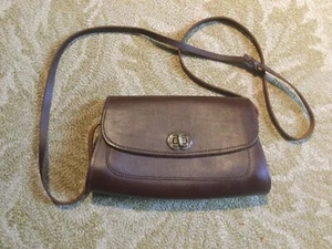 Small brown cross body oleather handbag, vintage with ornate metal twist clasp - Picture 1 of 7