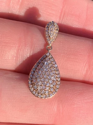 Colgante excepcional de diamantes de oro rosa de 9 quilates Foto 1 de 4