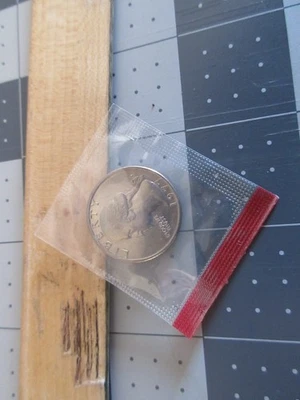 1977 D UNCIRCULATED WASHINGTON QUARTER IN MINT CELLO - Image 1 of 2