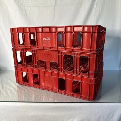 LOTE de 3 -Vintage - Años 90 - Caja de refrescos de plástico rojo Coca-Cola 18 x 12 de Huskylite Foto 1 de 4