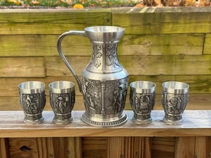 Set 5 pezzi tazze e brocca vintage SKS latta 95% peltro scene vinificazione - Foto 1 di 21