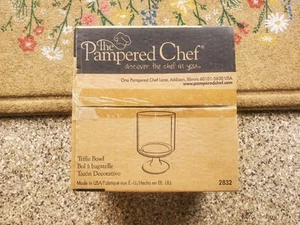 Pampered Chef Glass Trifle Bowl WITH Stand & Lid New in the Box - Picture 1 of 3