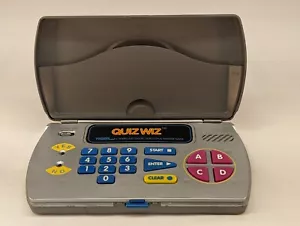 Juego de trivialidades de preguntas y respuestas Tiger Quiz Wiz electrónico (1993) - paquete - Imagen 1 de 7