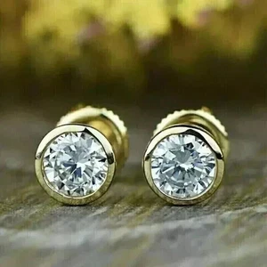 Juego de aretes redondos de bisel de moissanita real de 2 quilates enchapados en oro amarillo de 14 quilates en plata - Imagen 1 de 11