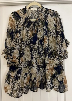 Blusa Azul Marino Floral con Volantes en Niveles de Umgee - Talla 1XL, Excelente Foto 1 de 4